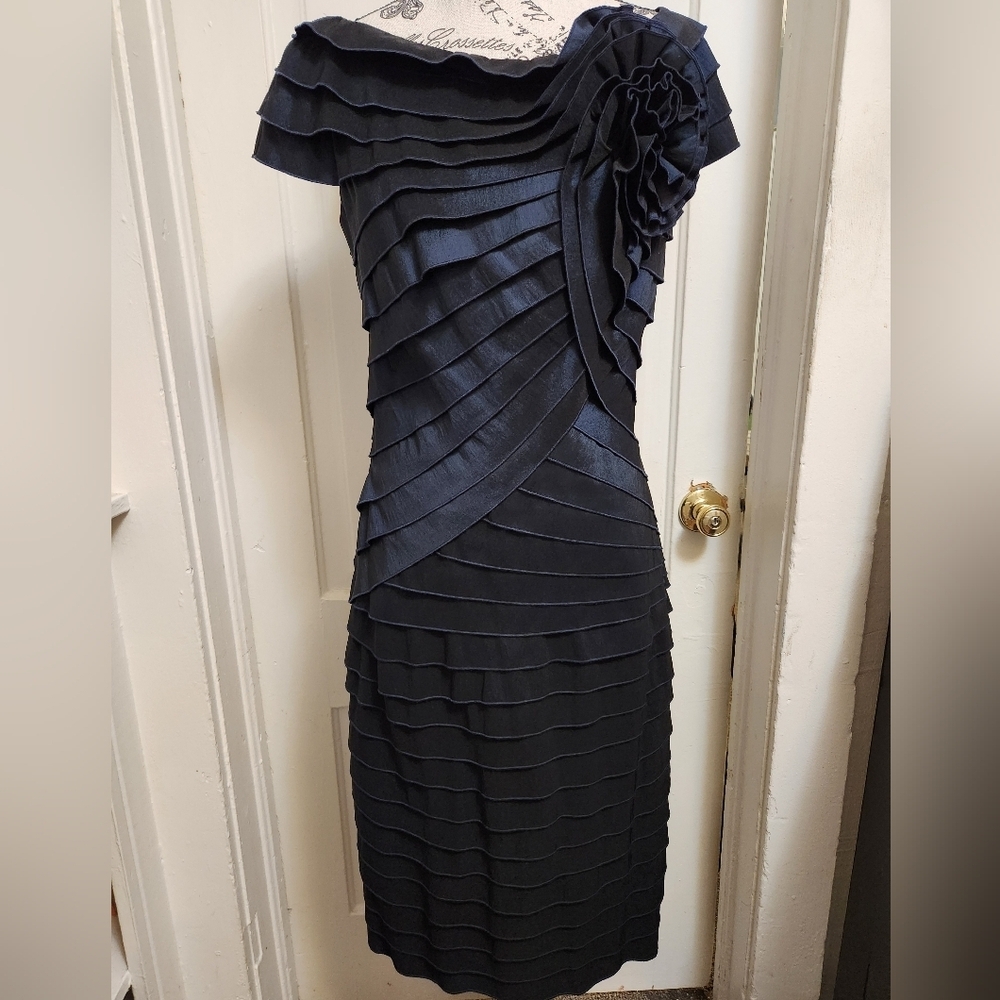 Tadashi Shoji Romantic Dark Blue Tiered Rosette Gown Formal Dress Sz 10 Like New - Picture 15 of 15